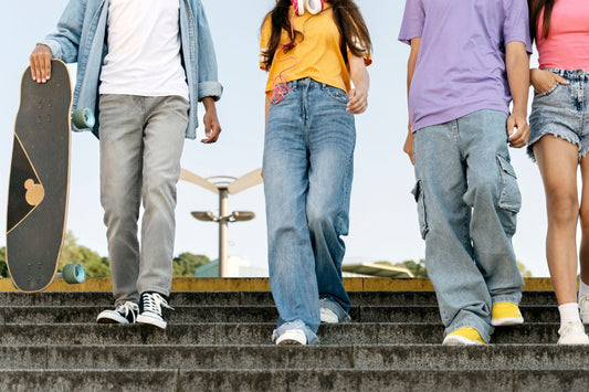 Grupo de adolescentes bajando las escaleras