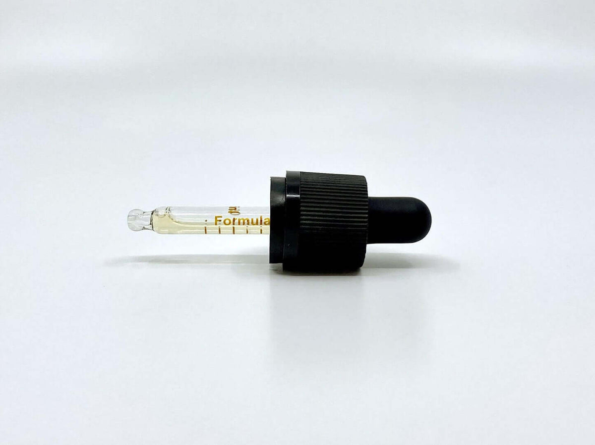 Pipeta de aceite de CBD RAW sobre fondo blanco