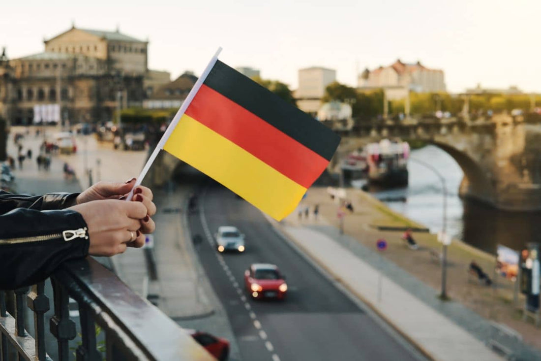 Una mujer sostiene una bandera alemana