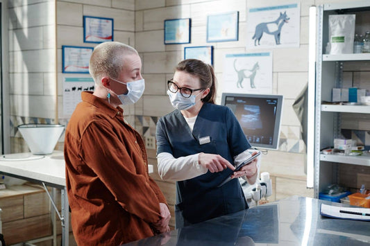 veterinario hablando con un cliente