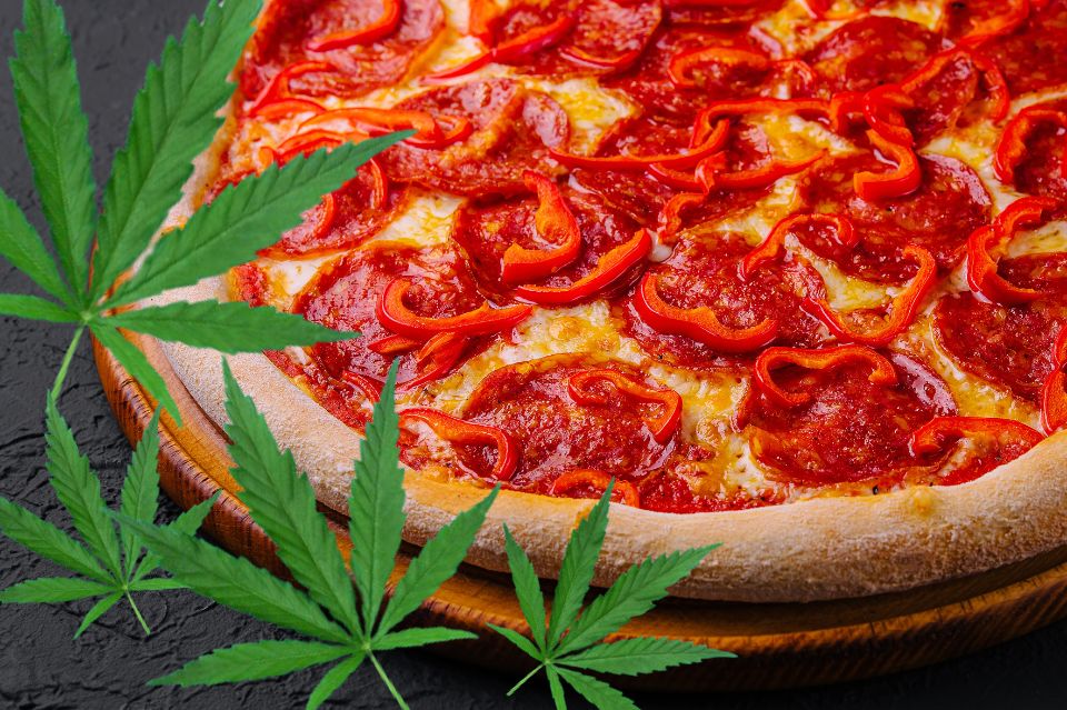 pizza y hojas de cannabis