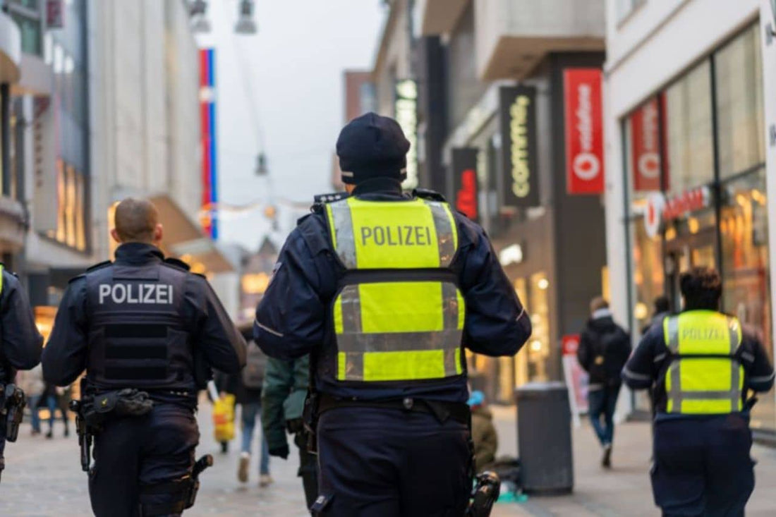 Policías caminando por una calle concurrida