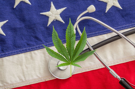 hoja de cannabis, estetoscopio y bandera de EE.UU.