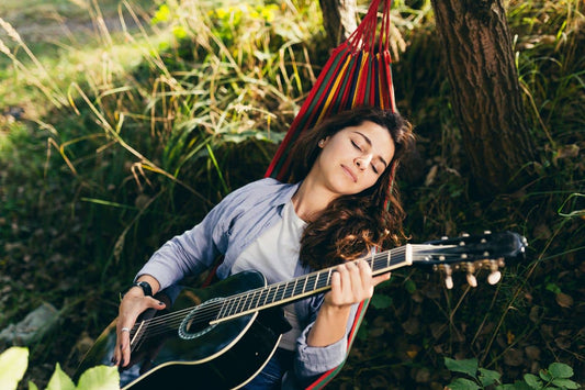 Una niña tocando la guitarra