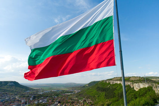 Ondeando la bandera búlgara sobre la ciudad