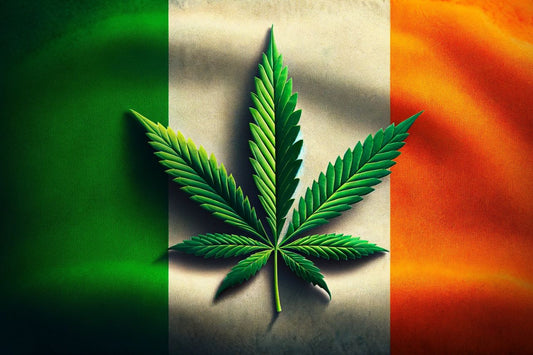 Bandera irlandesa y una hoja de cannabis