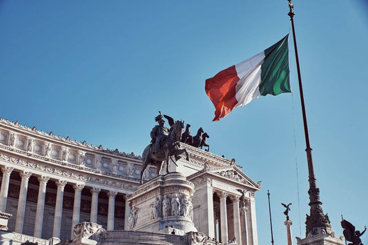 Monumento a la patria con bandera italiana