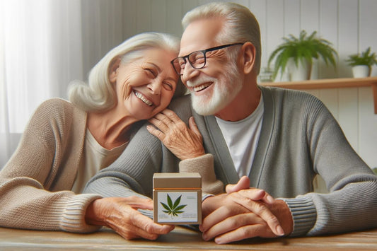 Pareja de ancianos con una caja de cannabis en la mano