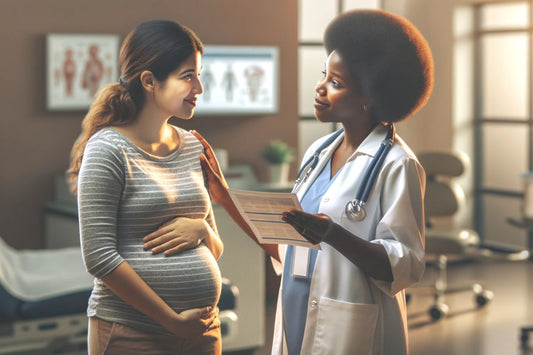 Un médico hablando con una mujer embarazada