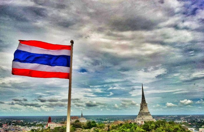 Ondeando la bandera de Tailandia