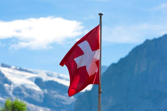 Bandera suiza ondeando