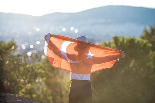 Hombre sosteniendo la bandera de Turquía