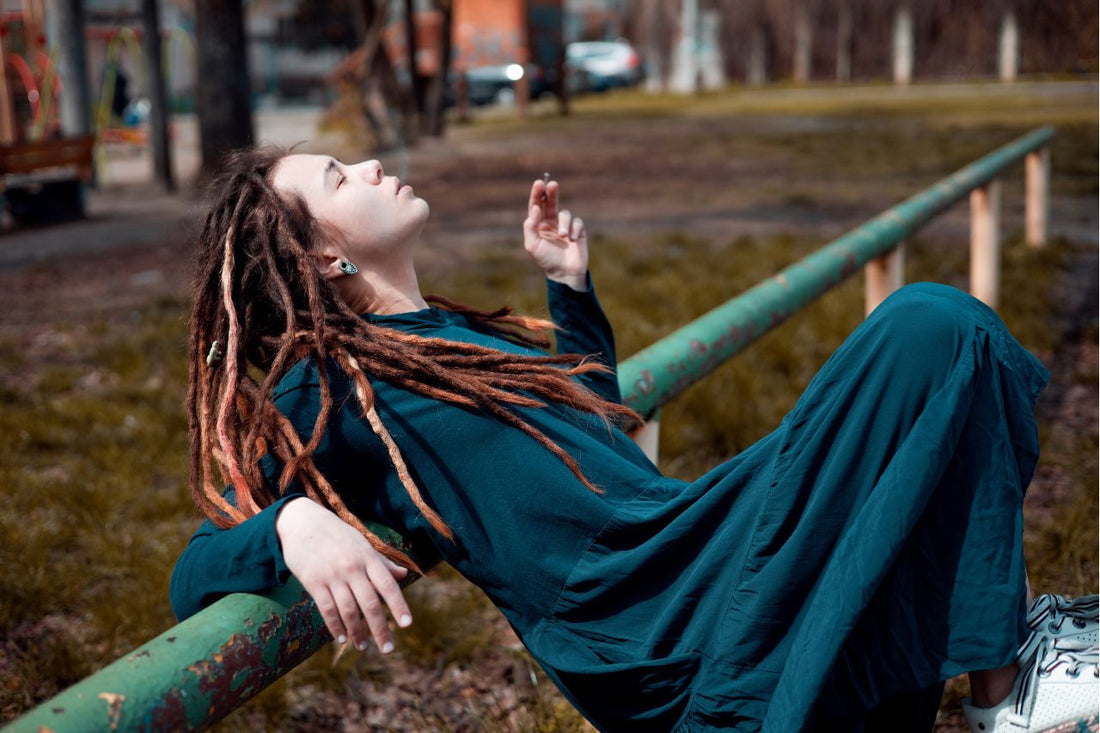 Una chica fumando al aire libre