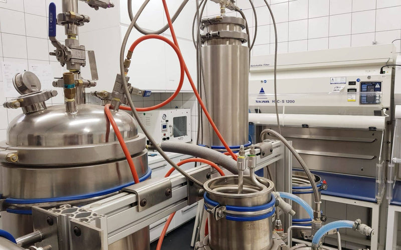 Equipo de procesamiento de acero inoxidable con unidades de filtración en un laboratorio de Formula Swiss