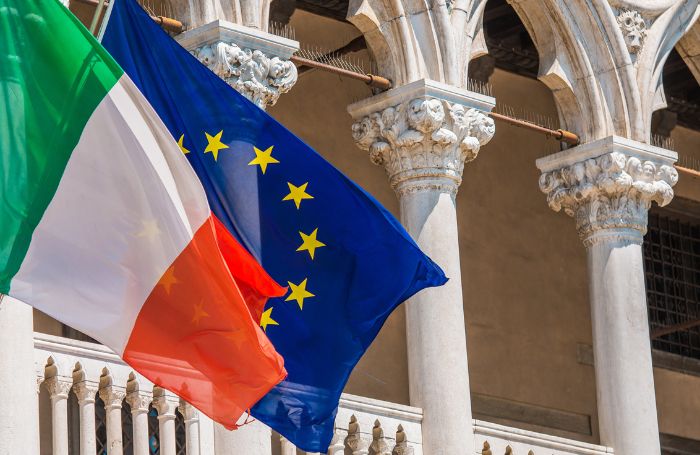 Ondeando la bandera italiana y de la UE