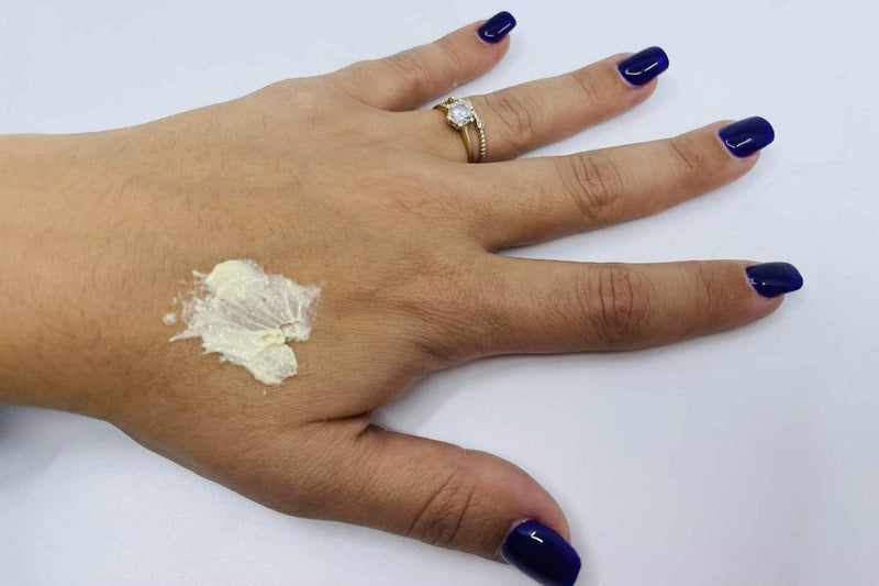 Una pequeña cantidad de crema de CBD sobre el dorso de una mano, antes de extenderla