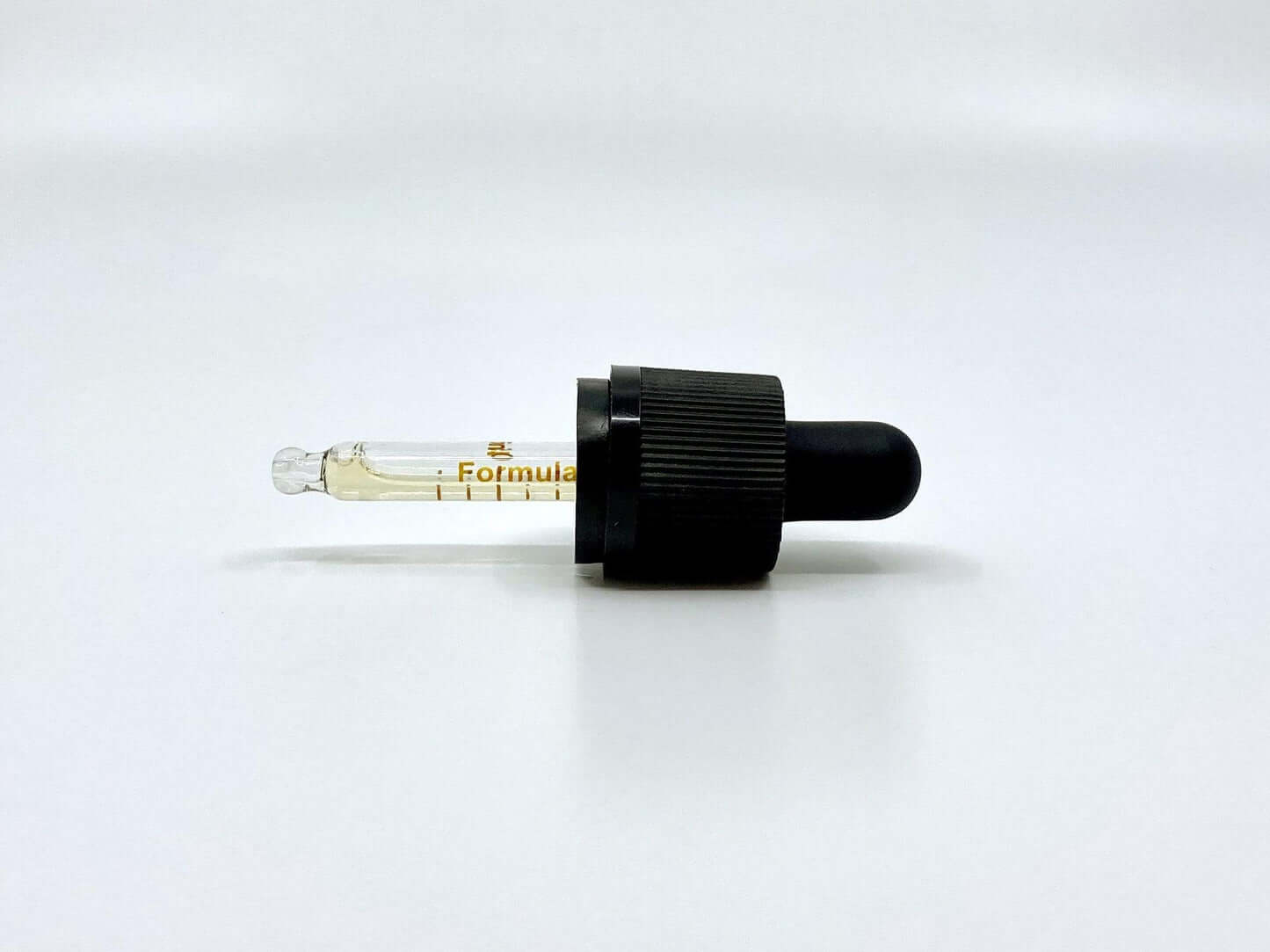 Pipita de aceite de CBD en fondo blanco