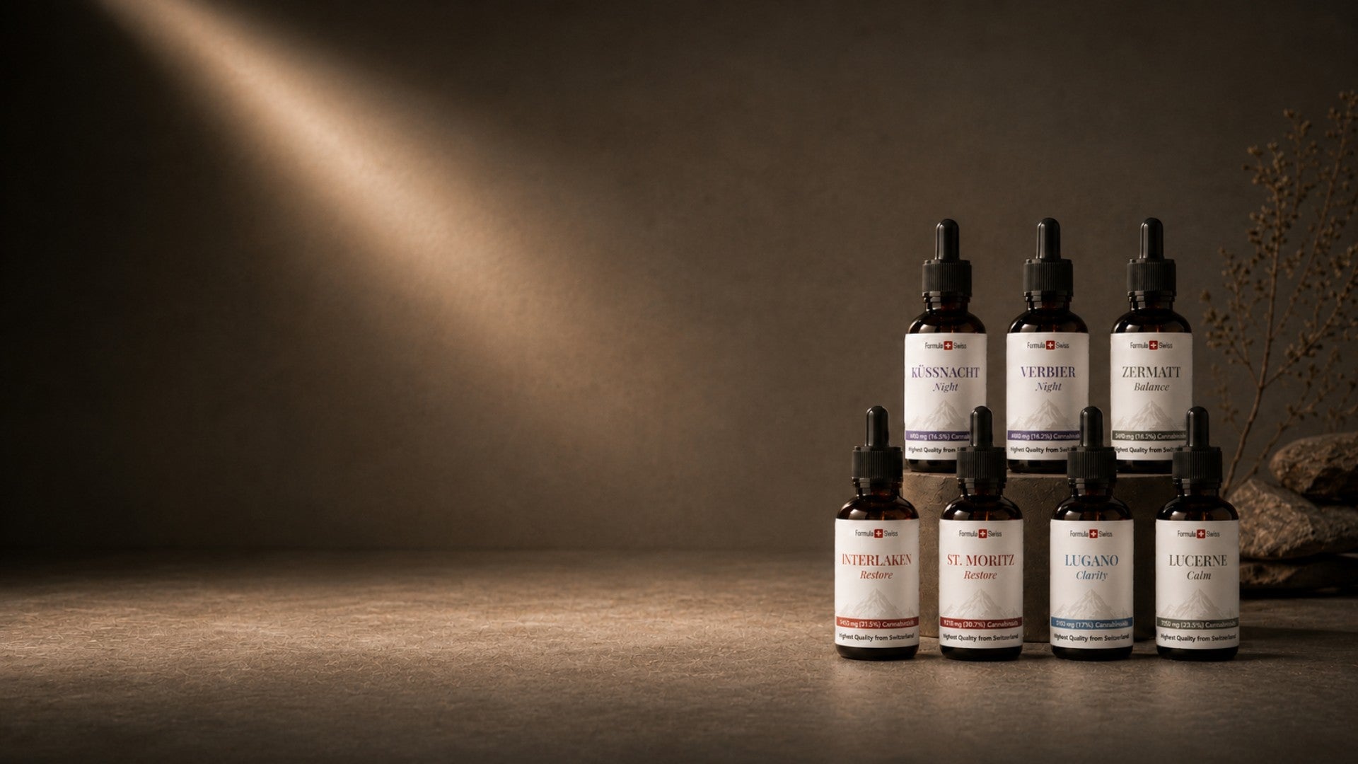 Colección de aceite de CBD suizo de Fórmula Swiss con siete botellas de cuentagotas de amber dispuestas en un entorno de estudio premium.