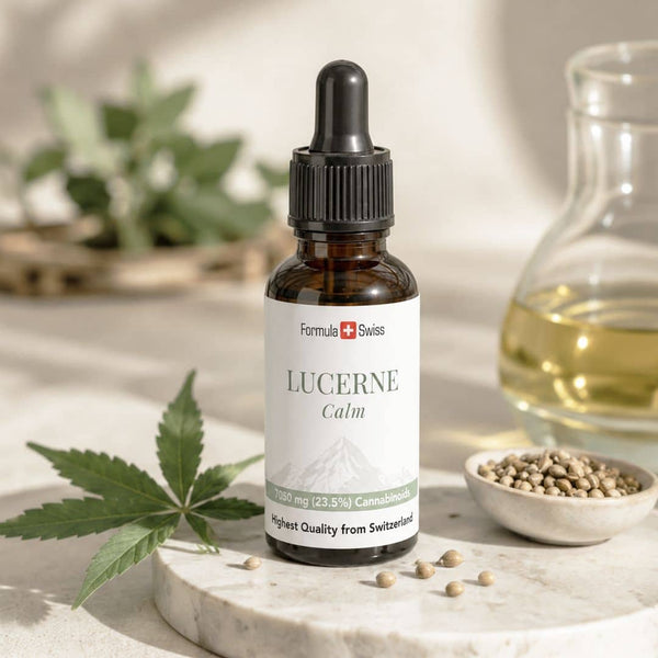 Fórmula Suiza Lucerna Calm botella de aceite de CBD con hojas de cáñamo, semillas de cáñamo y aceite botánico dorado.